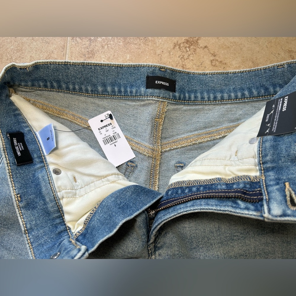NWT🌷EXPRESS High-Waisted Light Wash Raw Hem 2.5” Inseam Vintage Jean Shorts - Picture 7 of 7